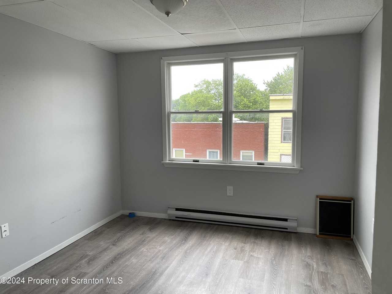 314 W Market St - Photo 3 of 5