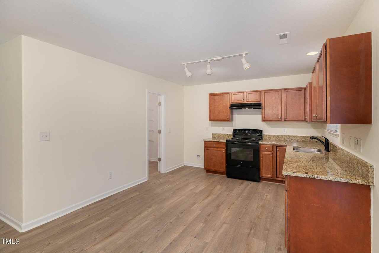 708 Hay River St - Photo 5 of 25