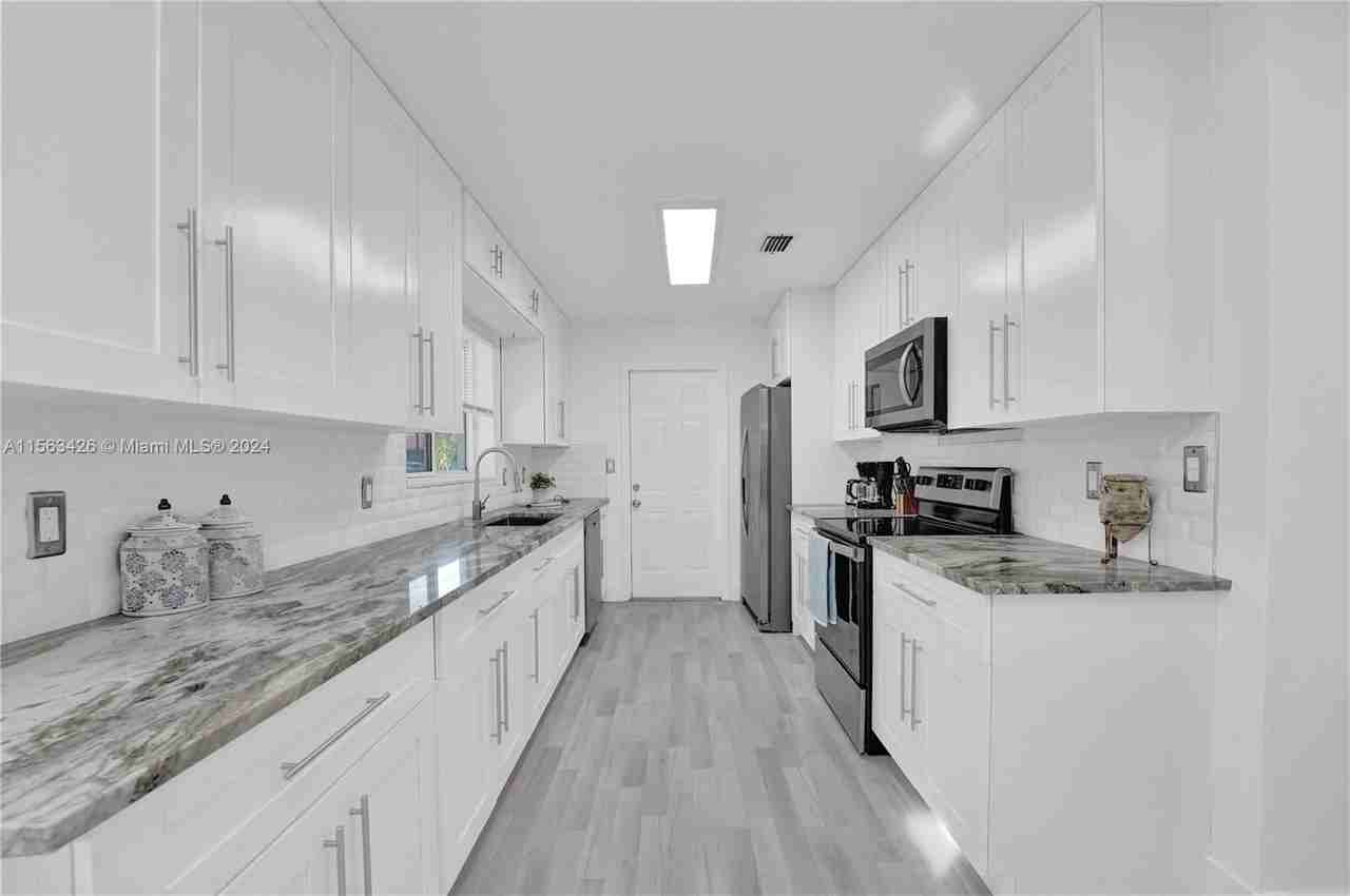 3644 Sw 23rd Ct - Photo 3 of 50