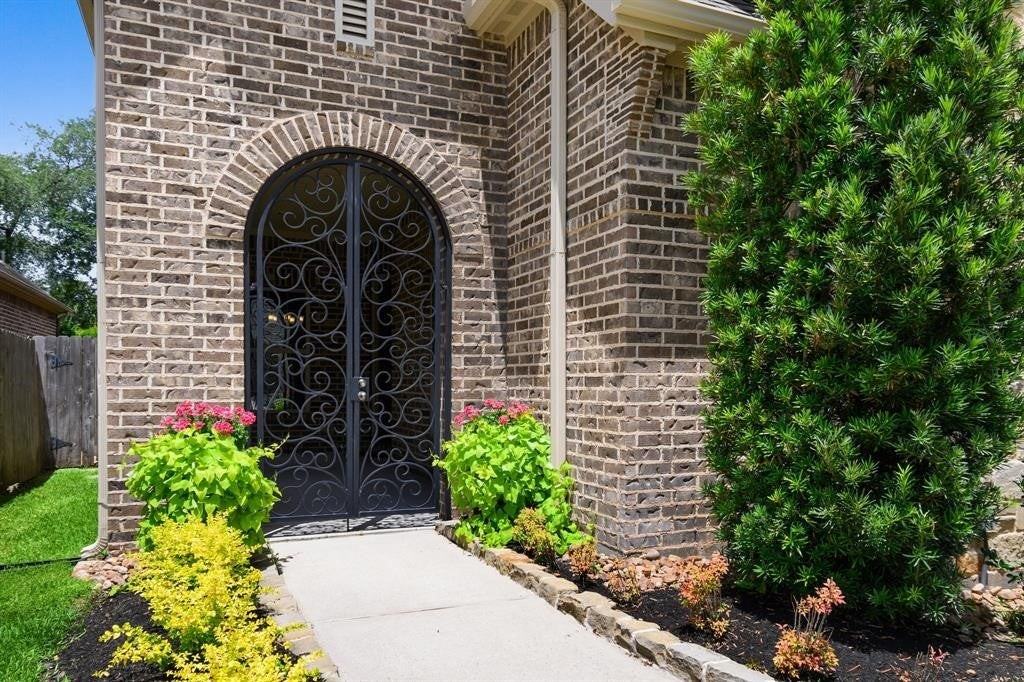 8885 Van Allen Dr - Photo 3 of 41