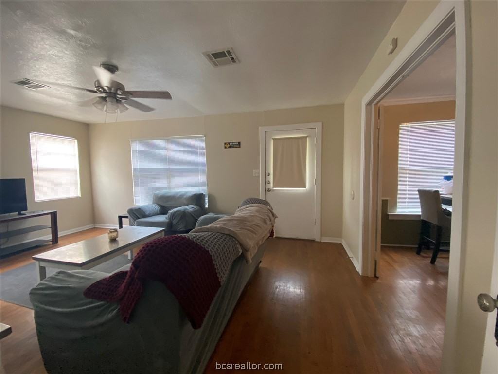 1203 Foster Ave - Photo 4 of 11