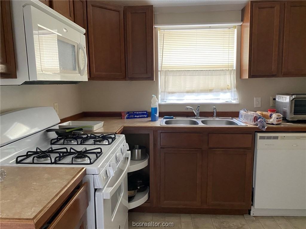 1203 Foster Ave - Photo 6 of 11