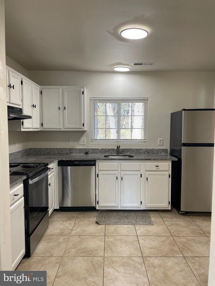 3425 Elenoir Ct - Photo 3 of 12