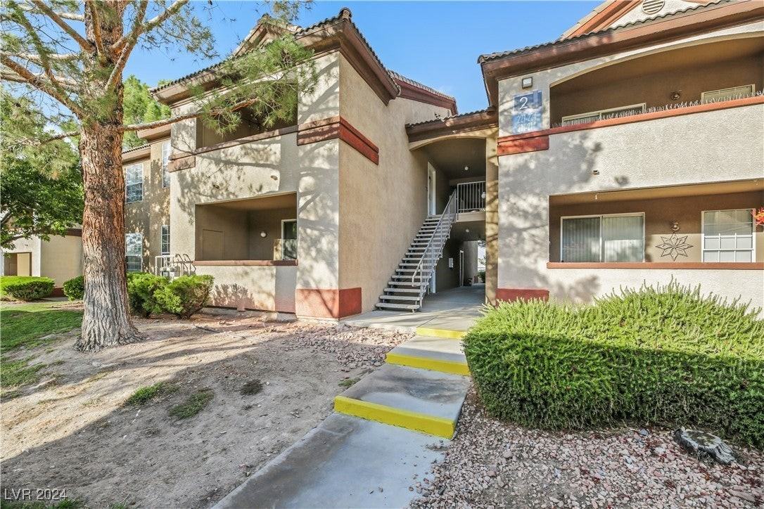 231 W Horizon Ridge Pkwy - Photo 2 of 30