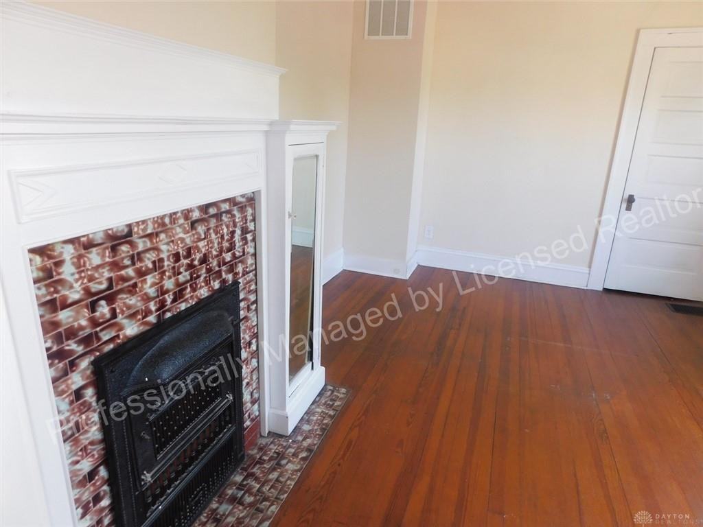 1452 1/2 N Limestone St - Photo 3 of 15