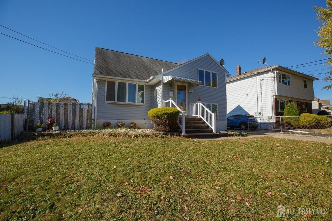 373 Hyatt St - Photo 2 of 23