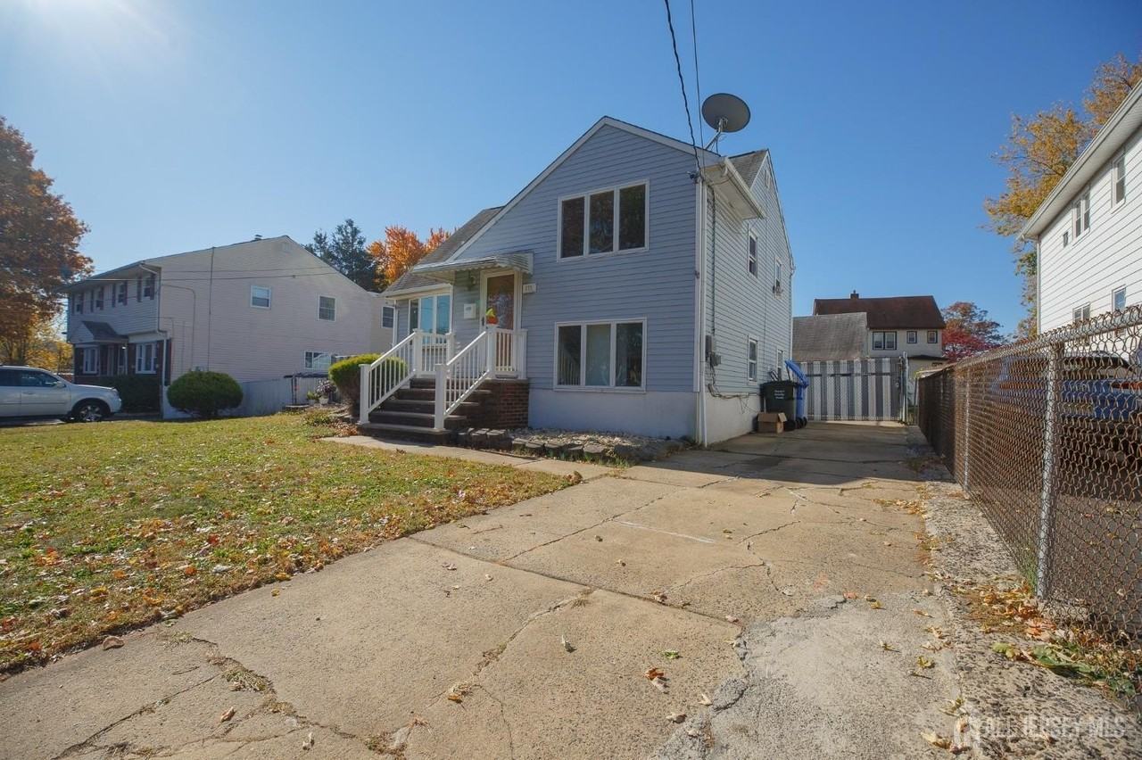 373 Hyatt St - Photo 3 of 23