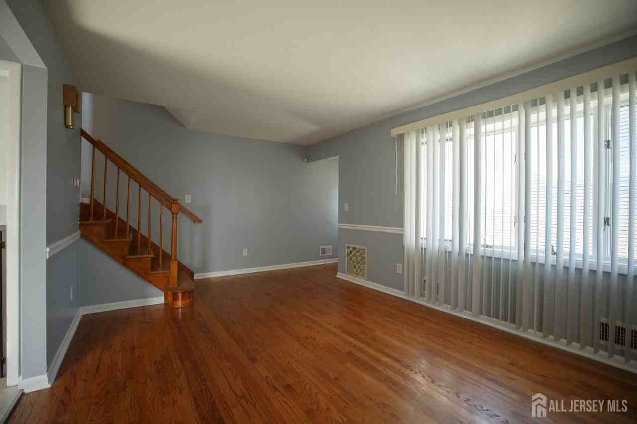 373 Hyatt St - Photo 5 of 23