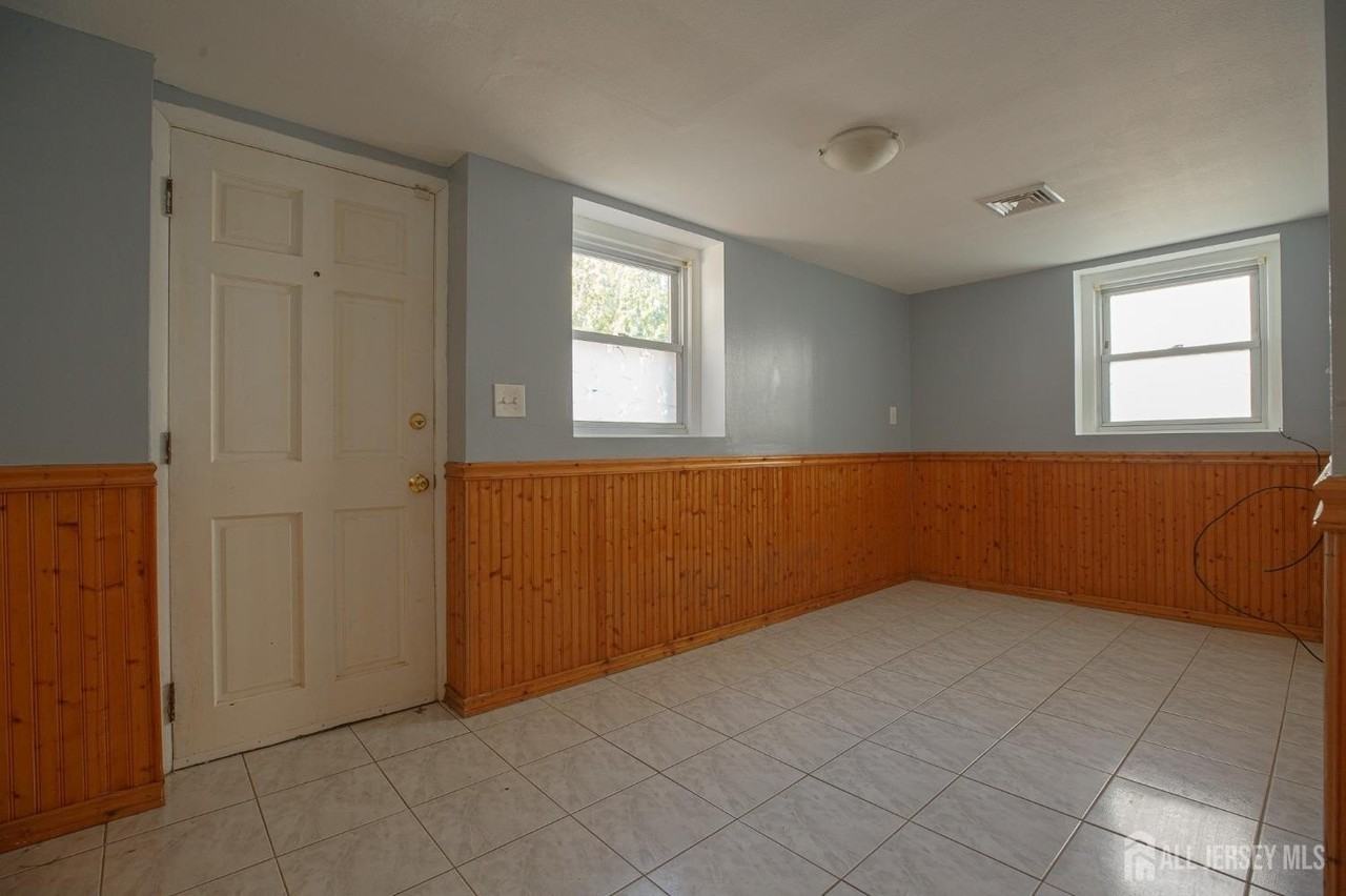 373 Hyatt St - Photo 6 of 23