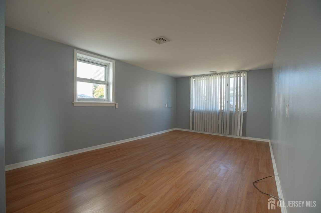 373 Hyatt St - Photo 7 of 23