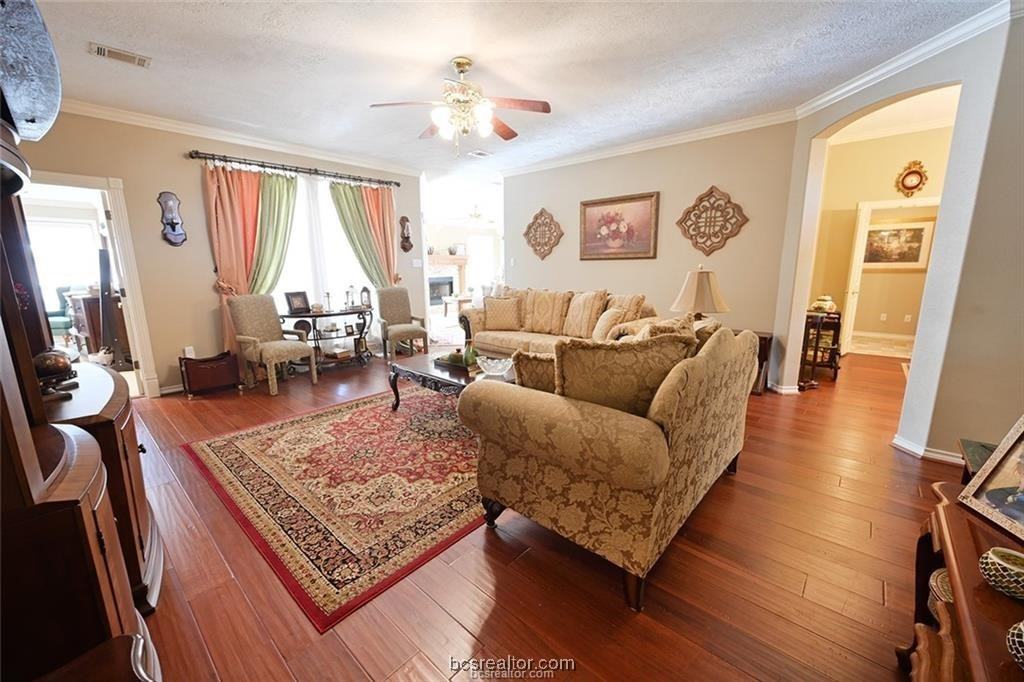 310 Woodland Springs Dr - Photo 3 of 19