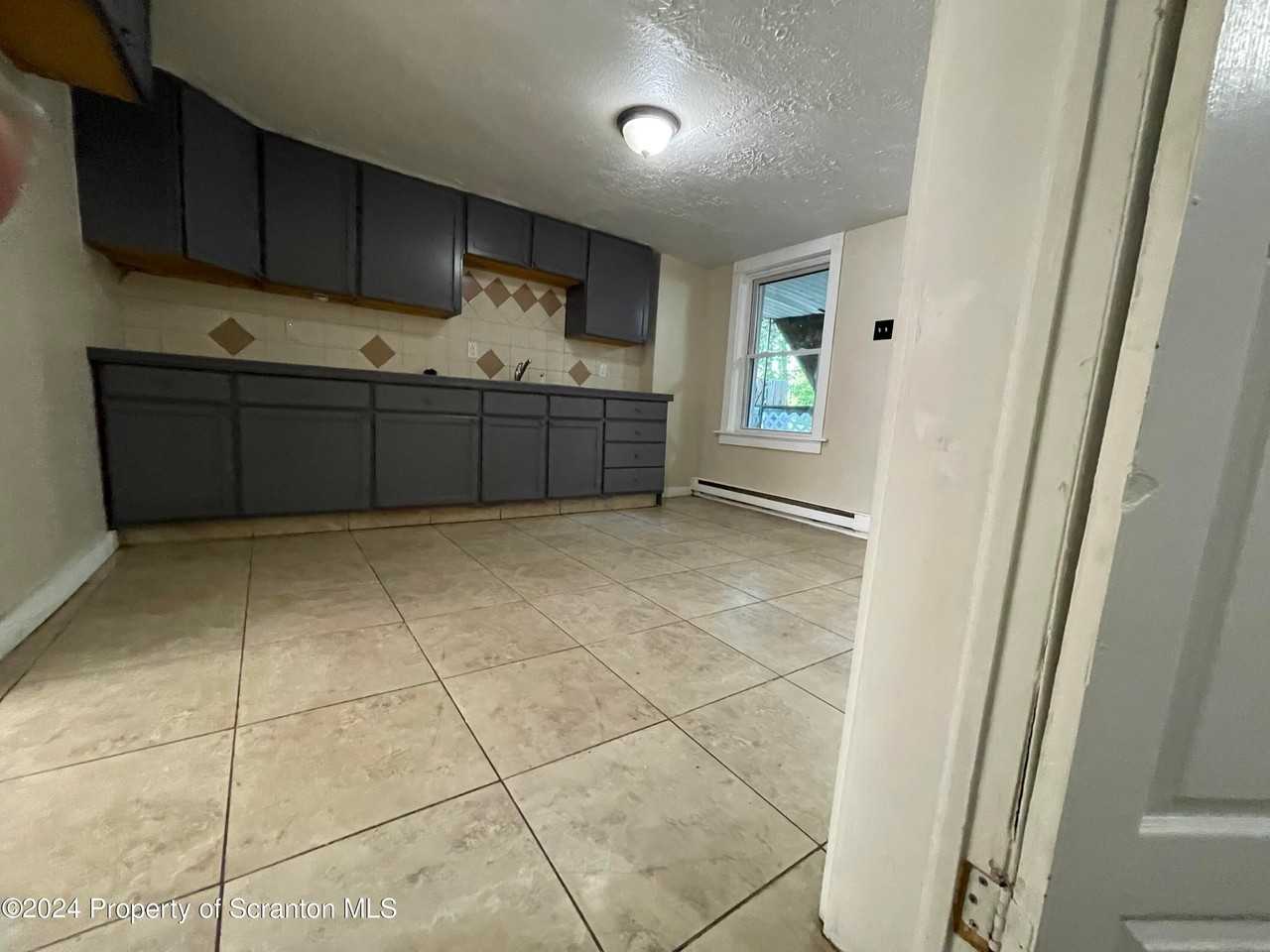 612 Mineral Ave - Photo 4 of 10