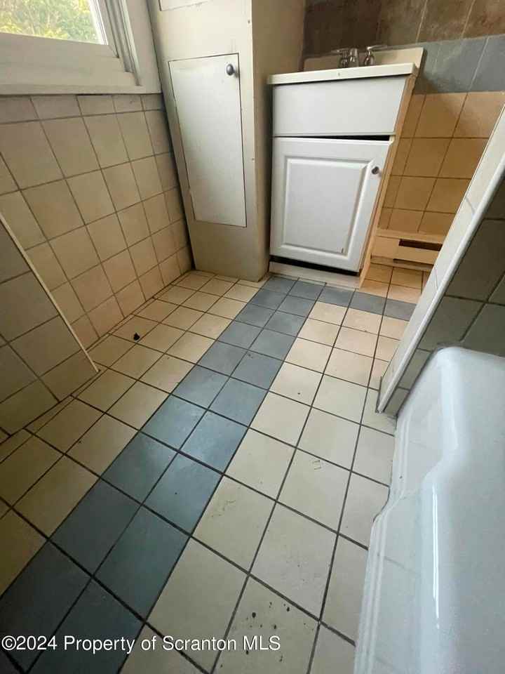 612 Mineral Ave - Photo 7 of 10