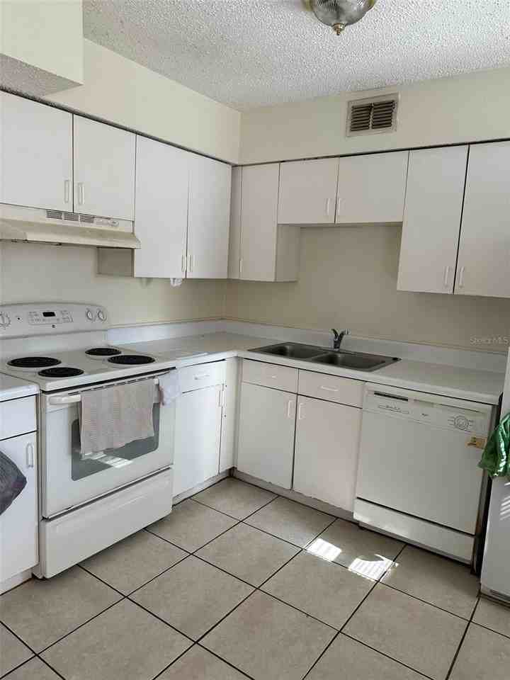 6126 West Amelia Street - Photo 3 of 13