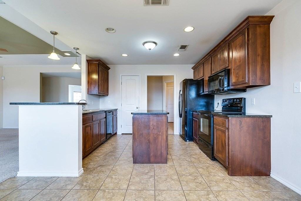 2813 Ricks Dr - Photo 4 of 22