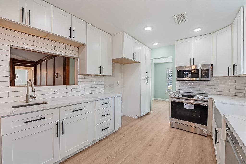 12518 Carriage Hill Dr - Photo 2 of 17