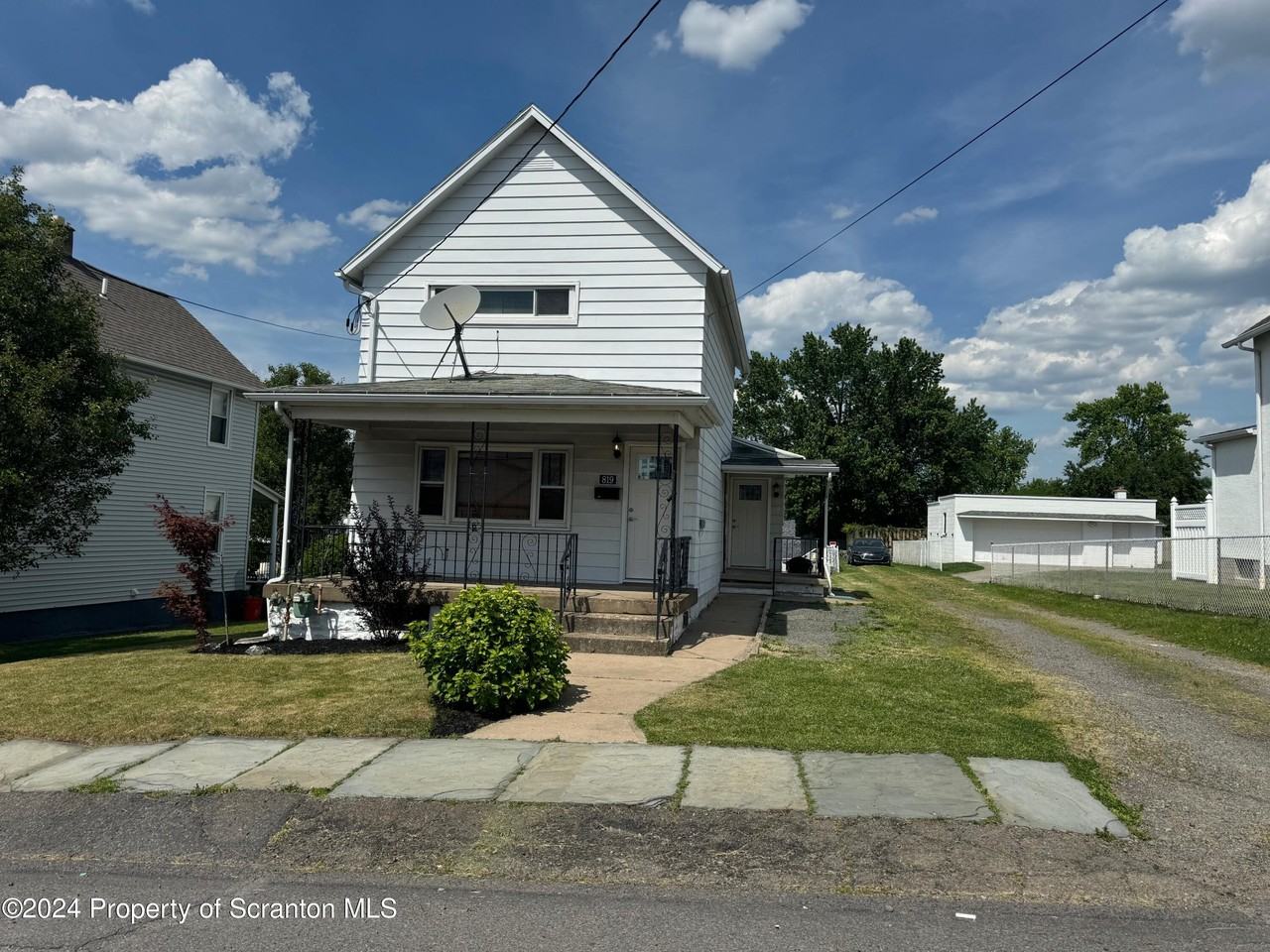 819 Throop St - Photo 2 of 10