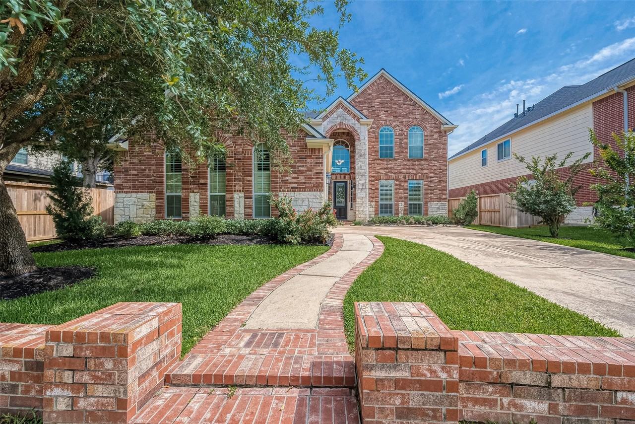 18503 W Laura Shore Dr - Photo 2 of 40