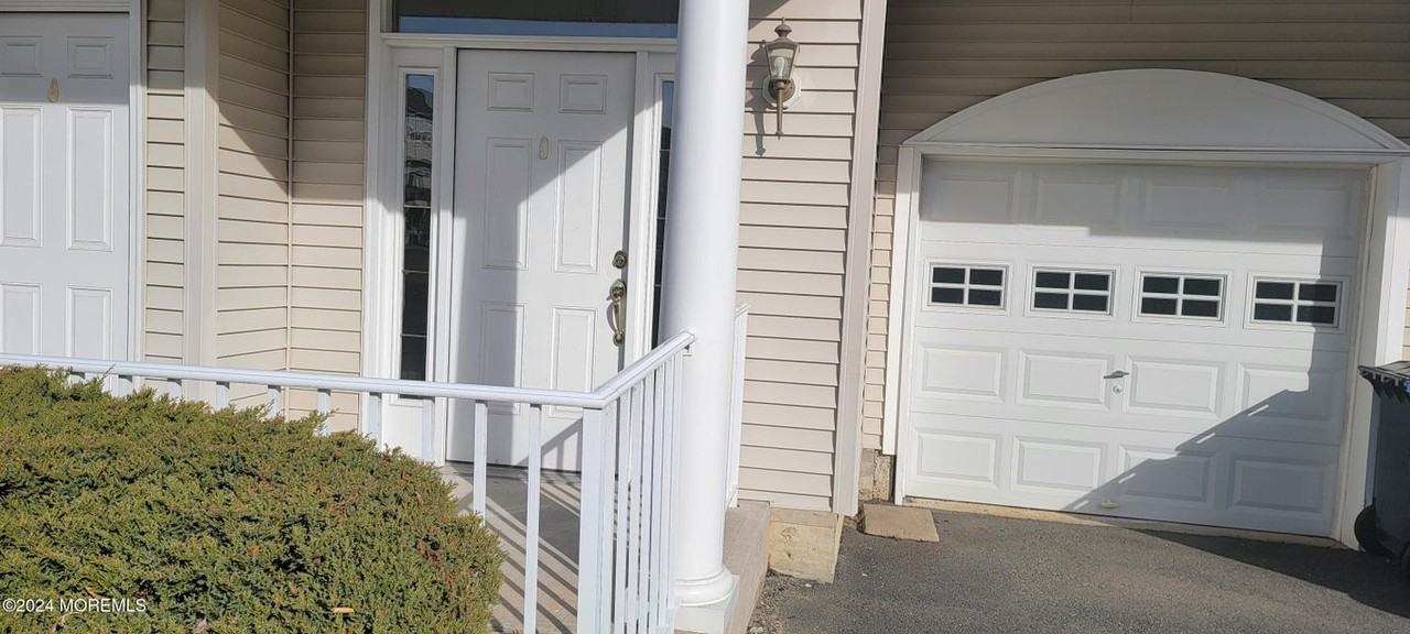 33 Farrah Dr - Photo 2 of 47