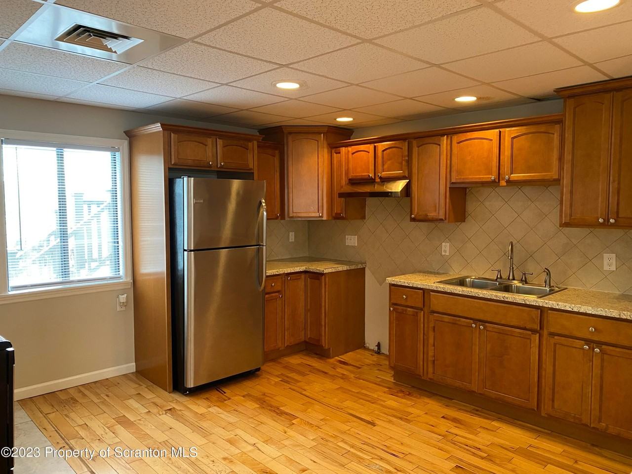 440 Larch St - Photo 3 of 9