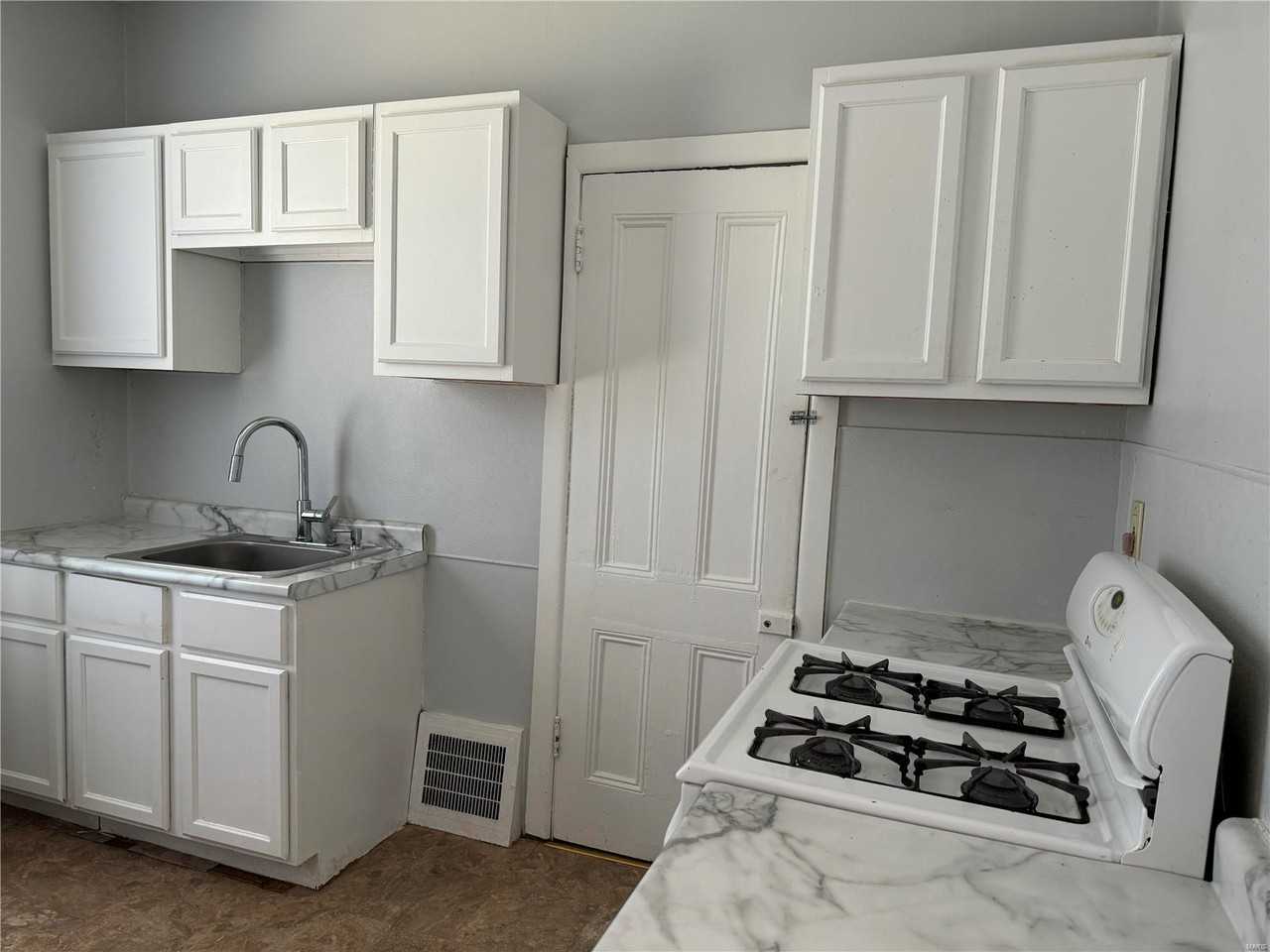 539 N Elm Ave - Photo 2 of 34