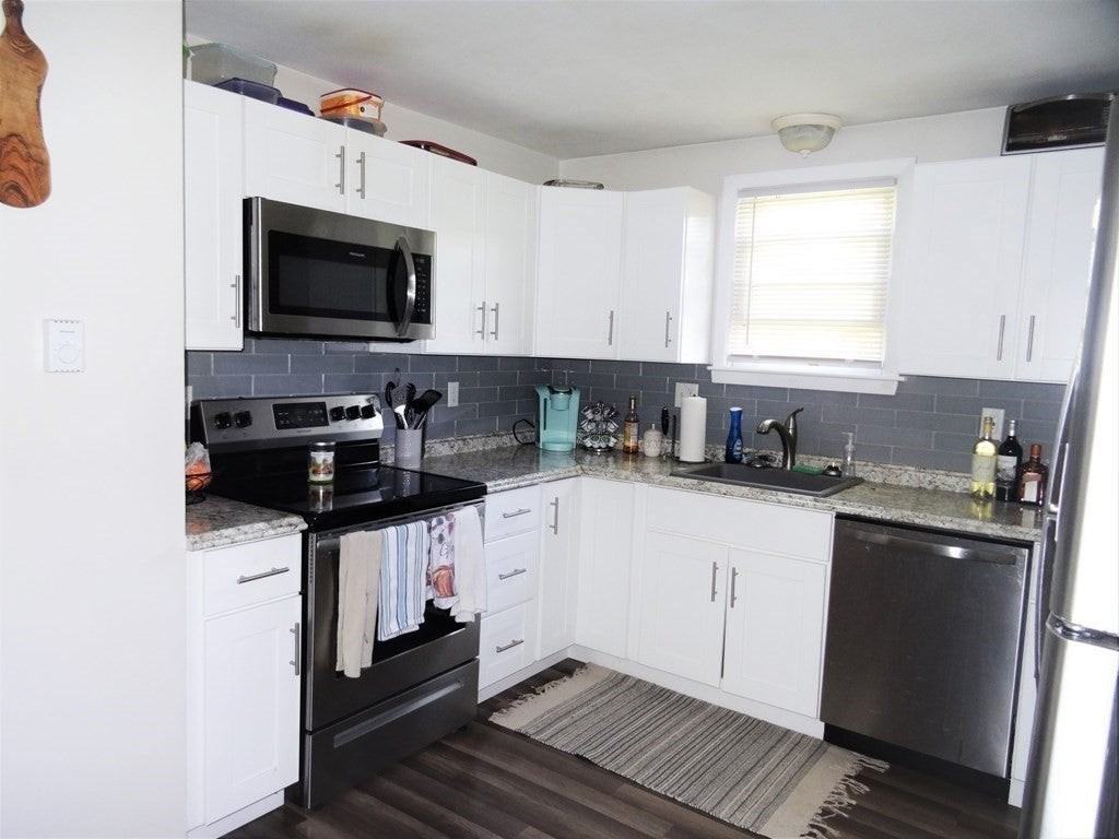 7 Kathryn Ln - Photo 4 of 18