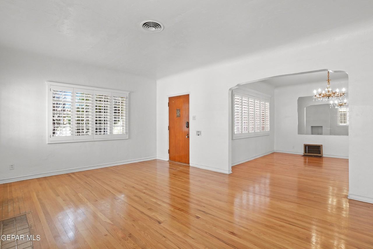 2301 N Kansas St - Photo 3 of 43