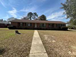 featured image of 215 Lesesne Dr