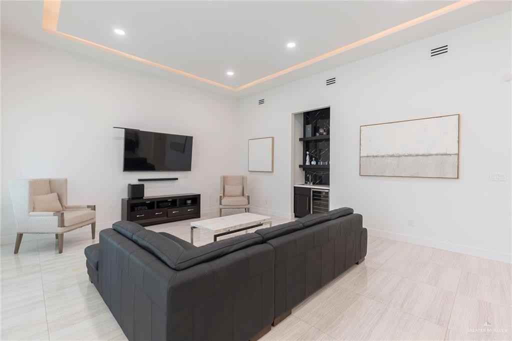 207 San Jacinto St - Photo 2 of 16