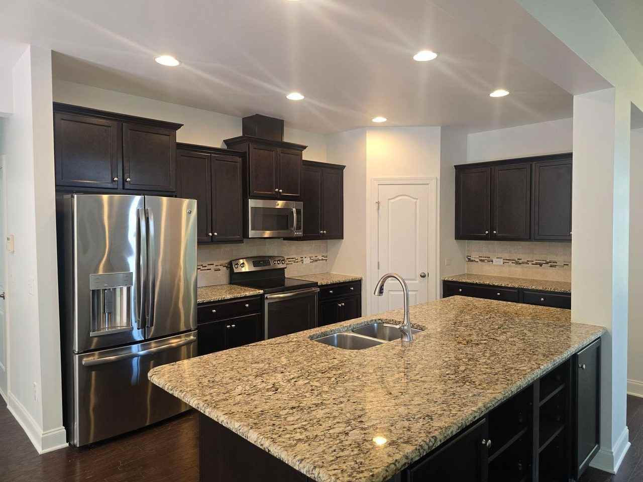 515 The Parks Dr - Photo 7 of 32