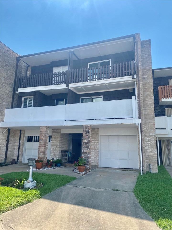 702 N Holiday Dr ##3 - Photo 2 of 13