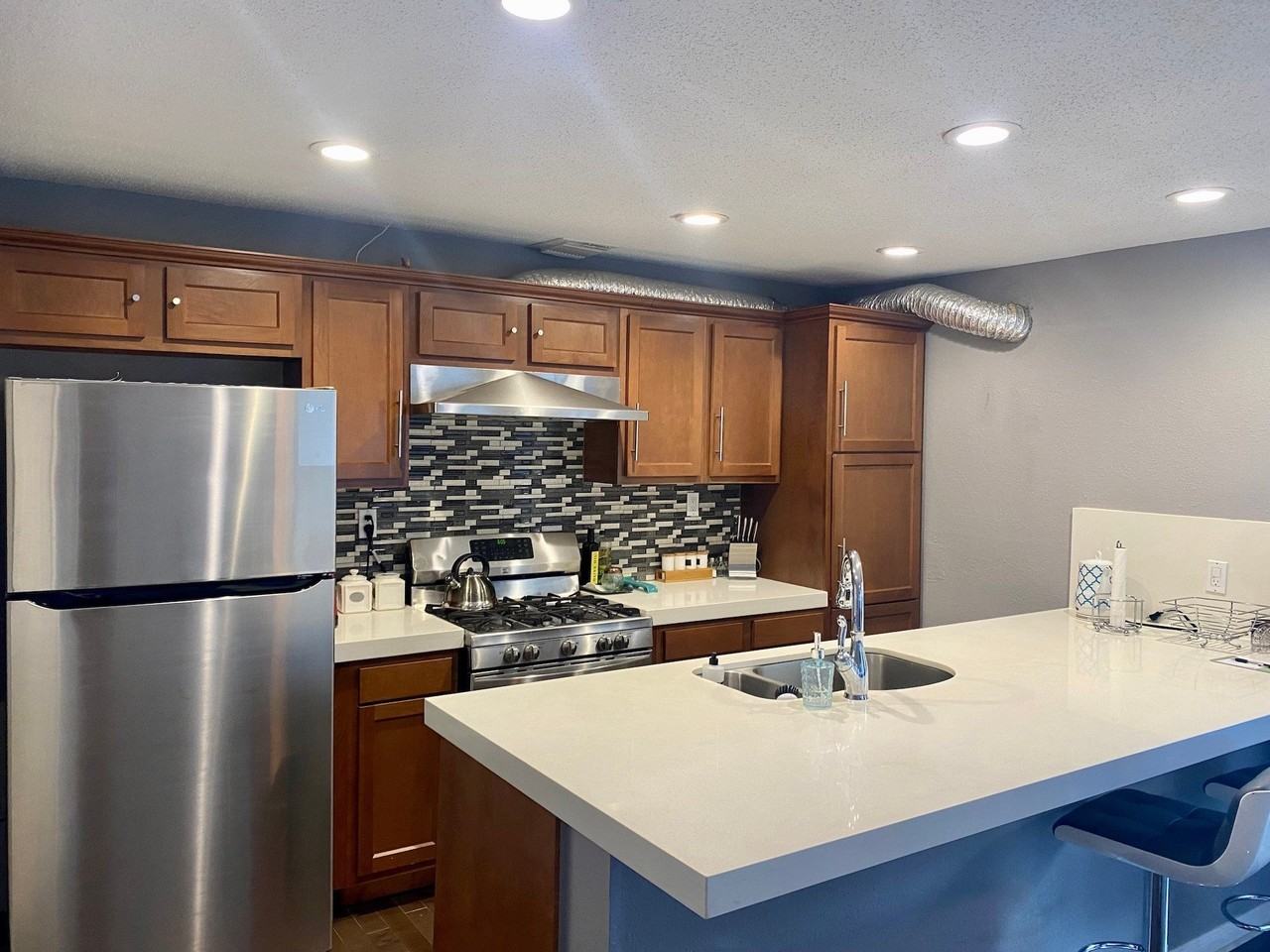 702 N Holiday Dr ##3 - Photo 5 of 13