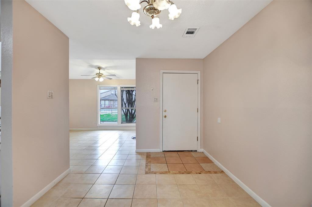 1014 Graham Dr - Photo 5 of 33