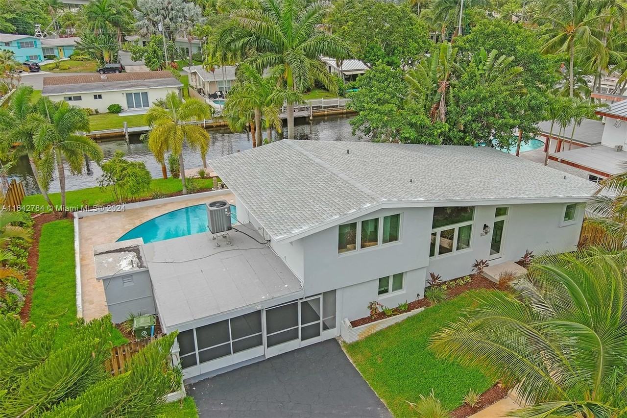 2619 Sugarloaf Ln - Photo 3 of 46