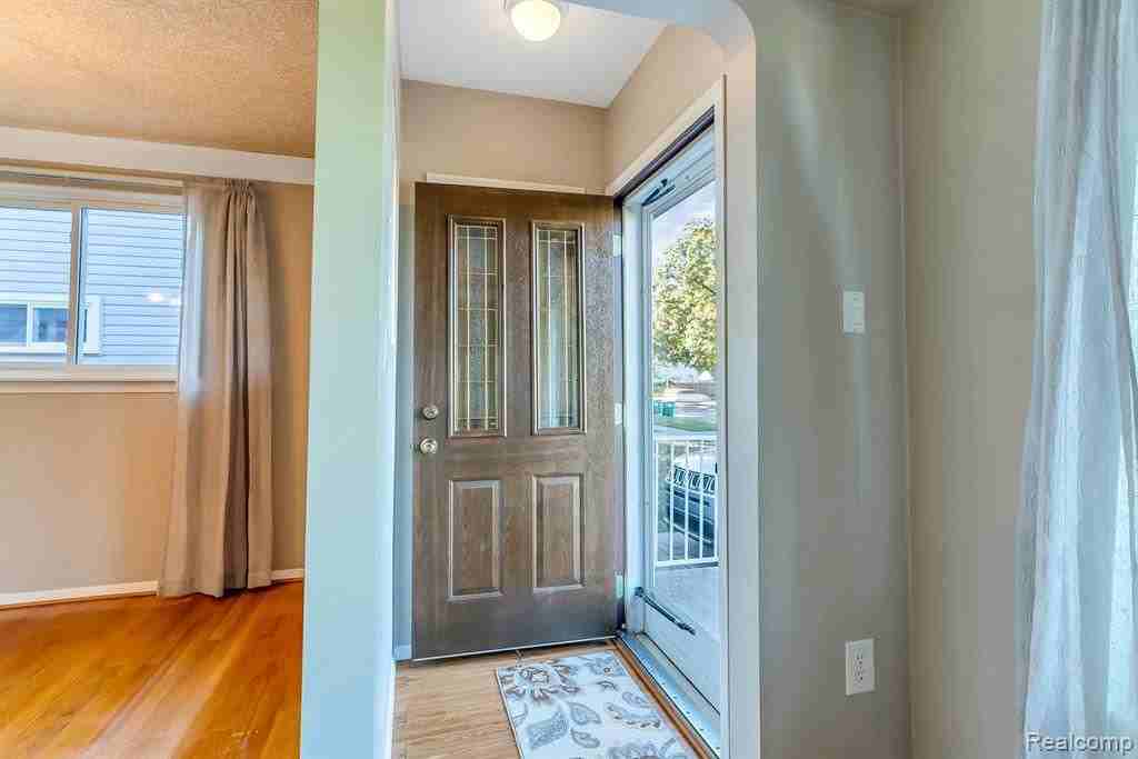 31325 Rosslyn Ave - Photo 3 of 25