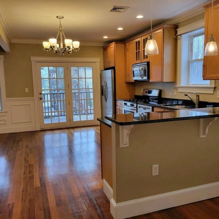 609 E 5th St - Photo 2 of 9