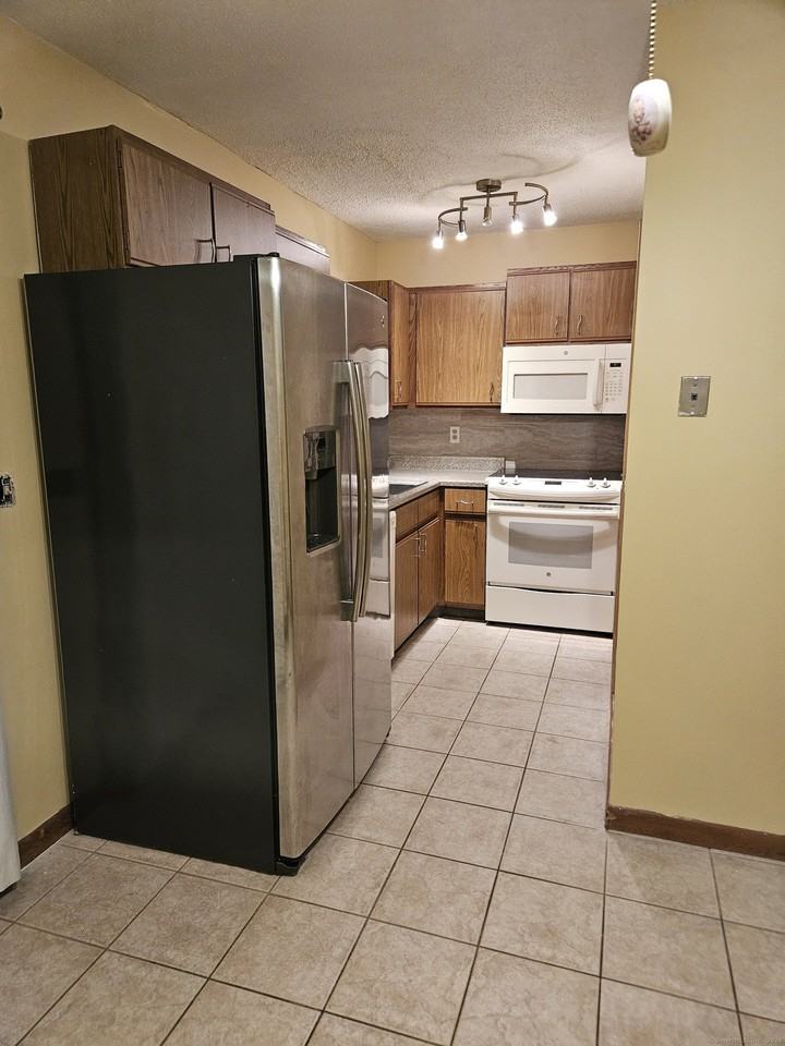 371 Emmett St Apt 87 - Photo 2 of 10