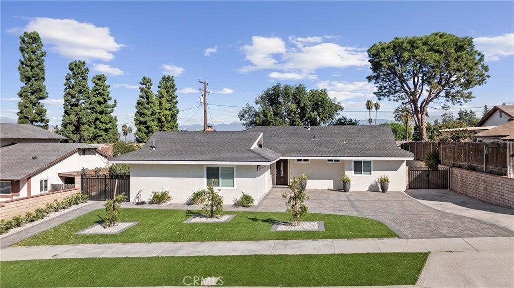 22740 La Paix St - Photo 4 of 35