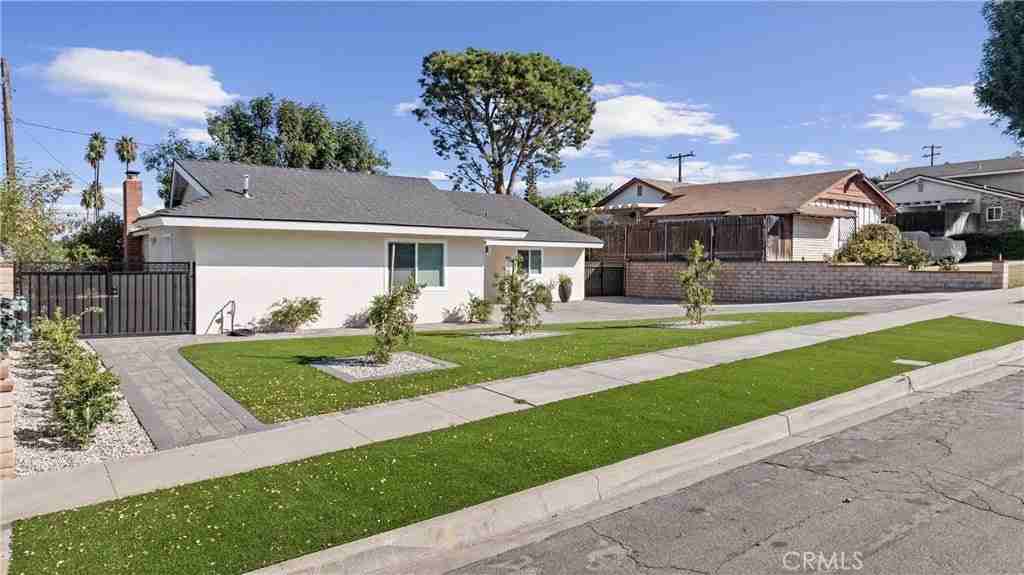 22740 La Paix St - Photo 6 of 35