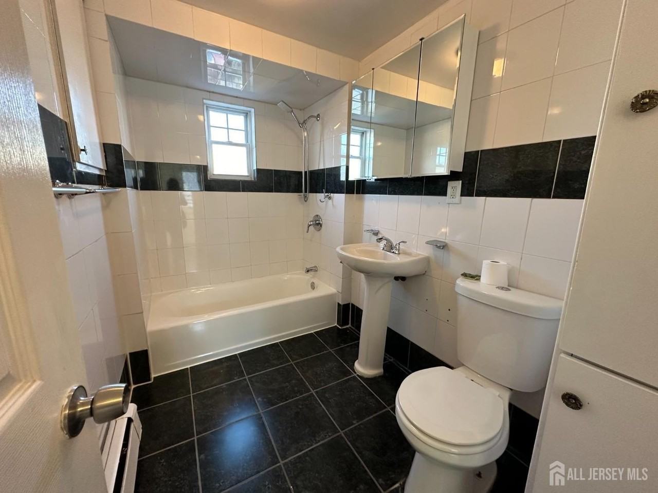 16 Somerset St - Photo 6 of 11