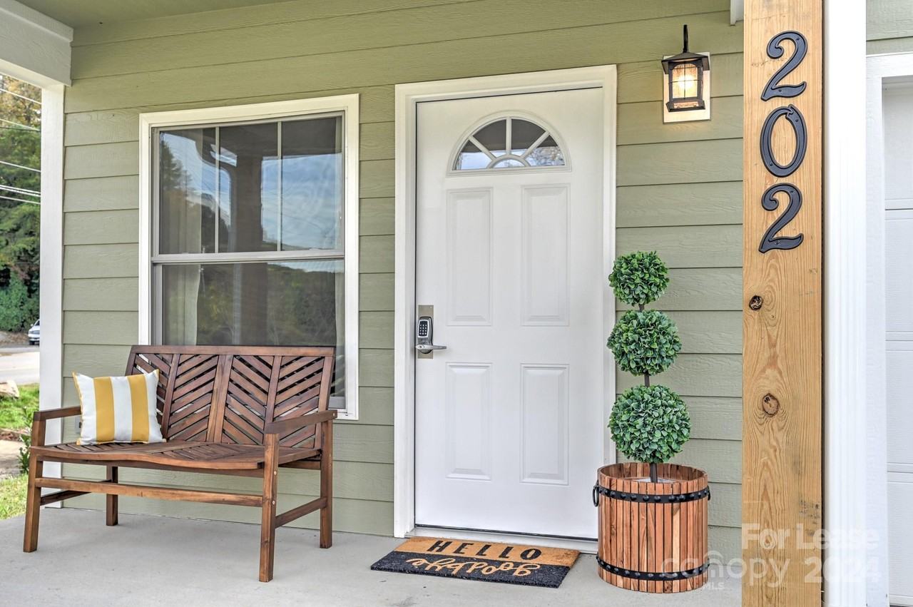 202 Sycamore Cove Rd - Photo 2 of 29