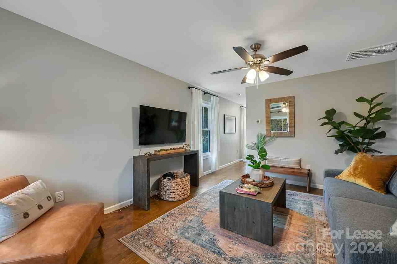 202 Sycamore Cove Rd - Photo 3 of 29