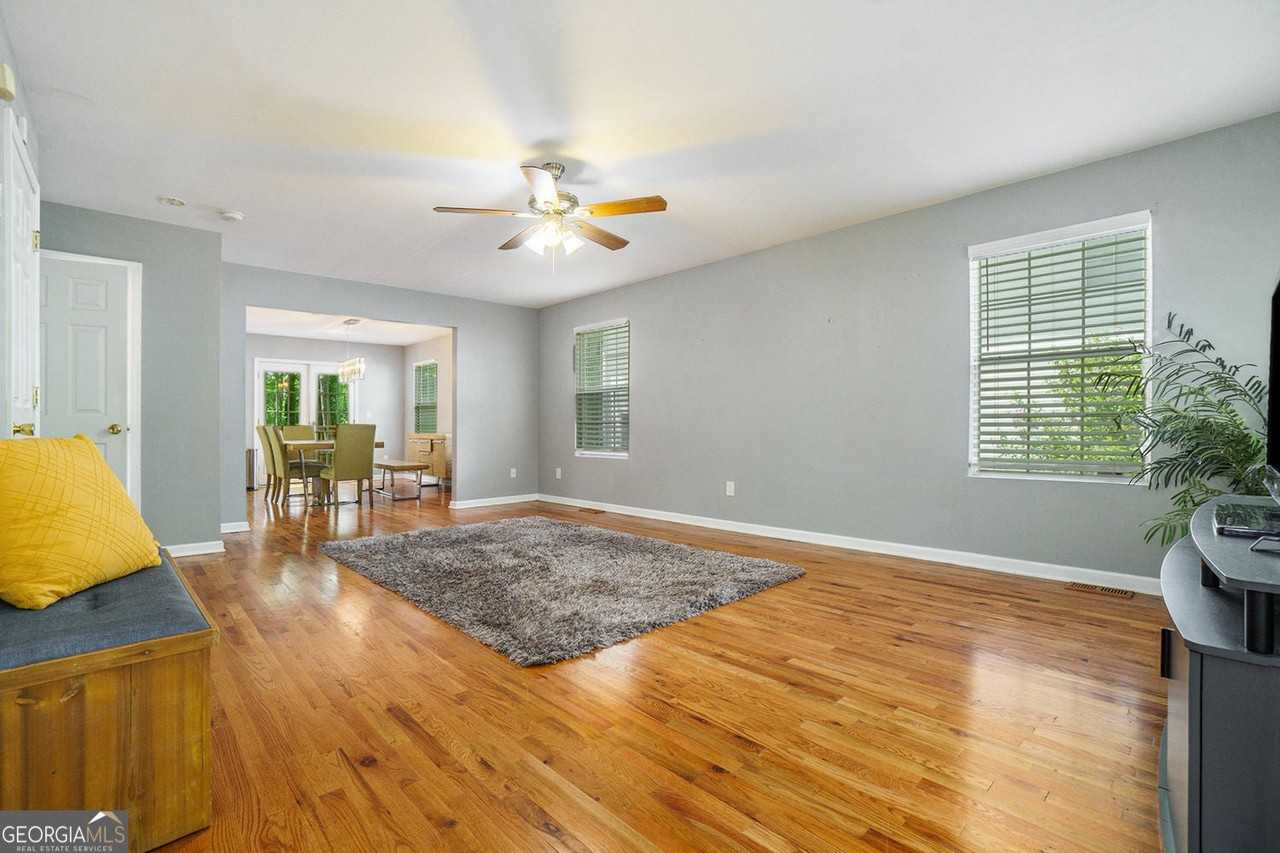 938 Pecan St - Photo 5 of 27