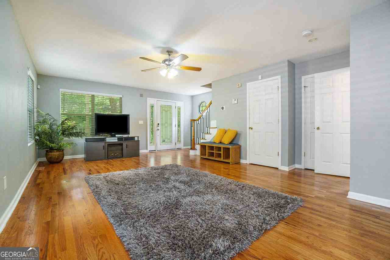 938 Pecan St - Photo 7 of 27