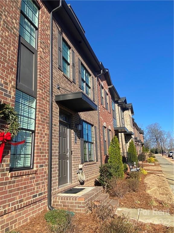 216 Linestowe Dr - Photo 2 of 15