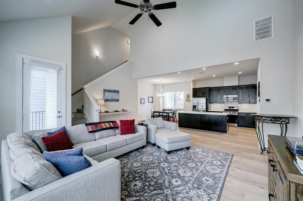 9411 Benbow Park Ln - Photo 3 of 15