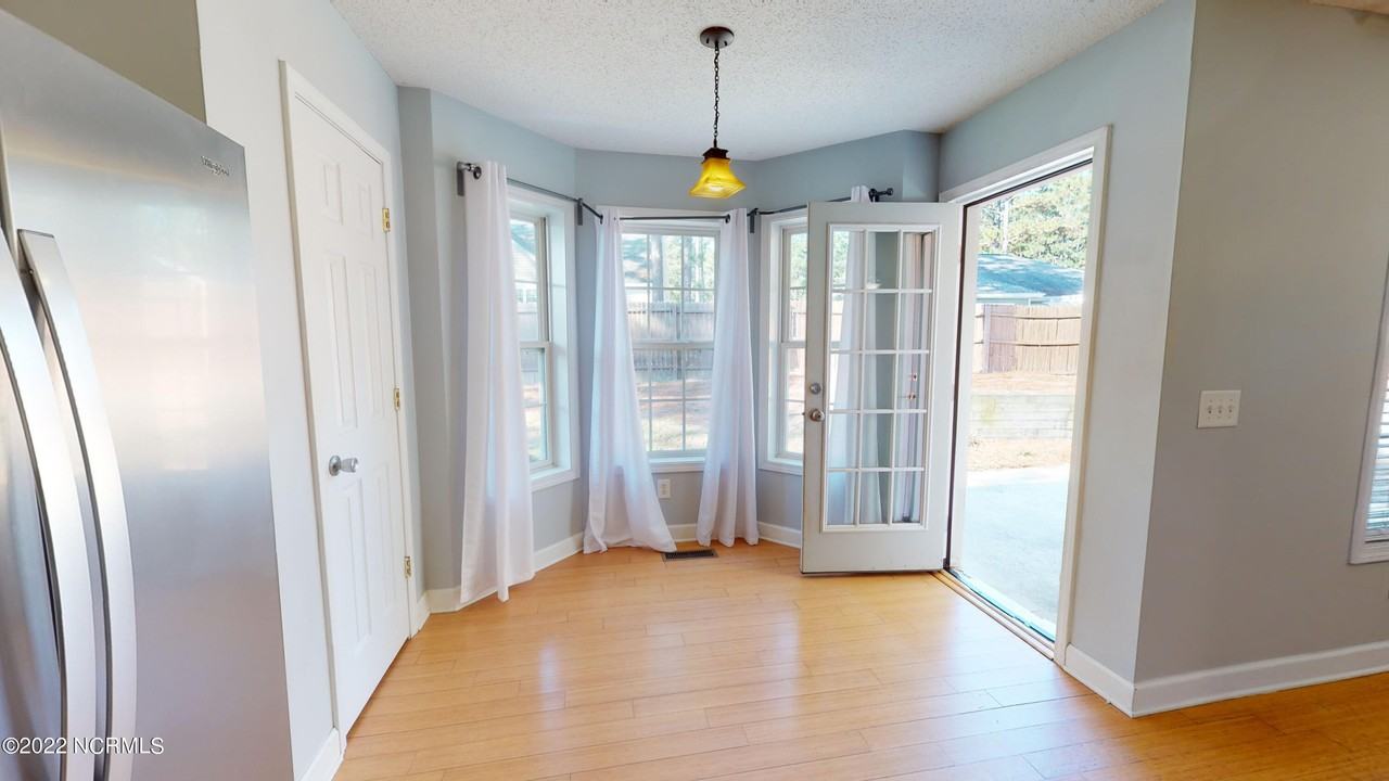 6 White Ct - Photo 3 of 18