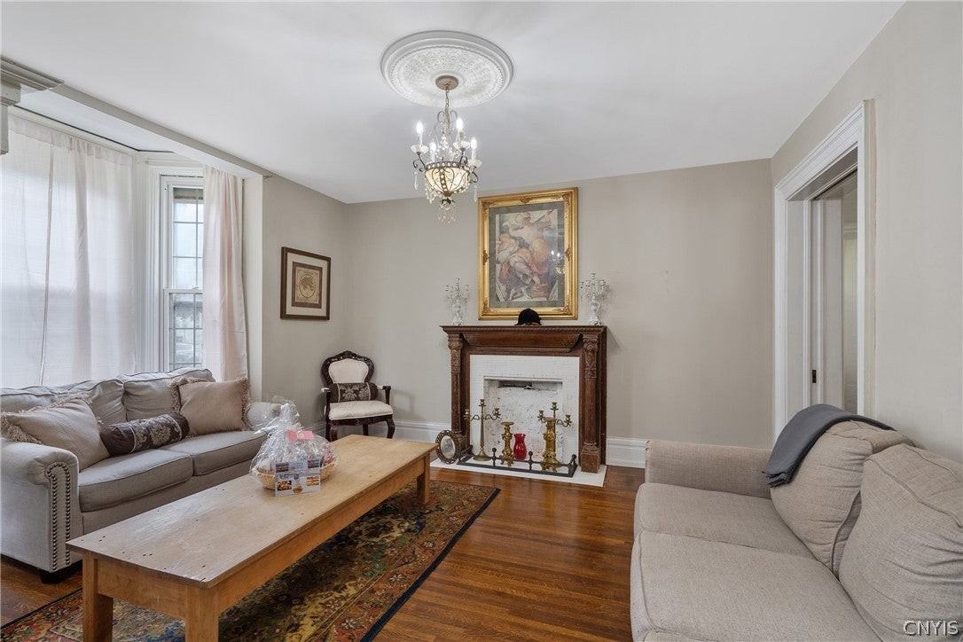 122 W 8th St - Photo 6 of 36