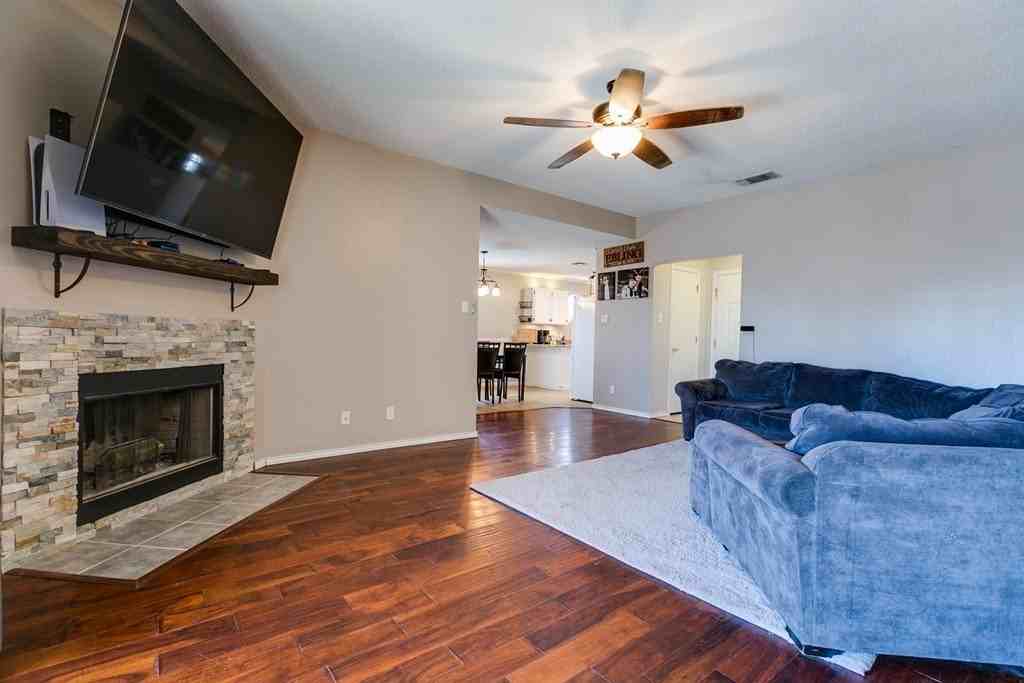 1210 Hugo Ln - Photo 3 of 16