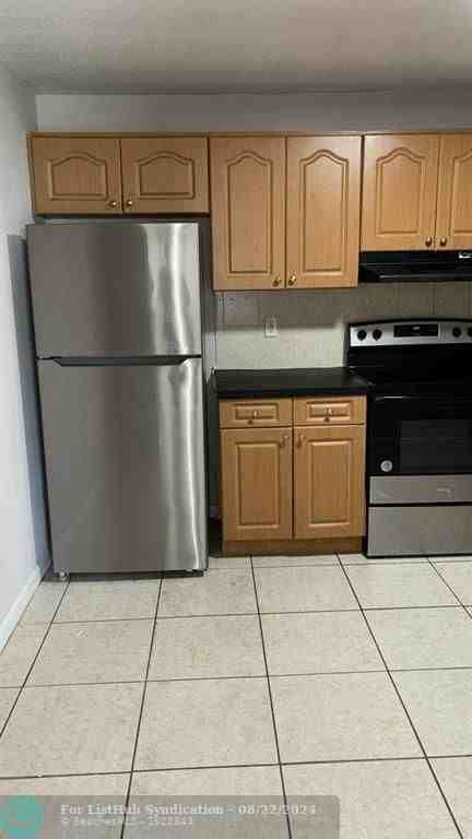 5224 Nw 19th St - Photo 2 of 14